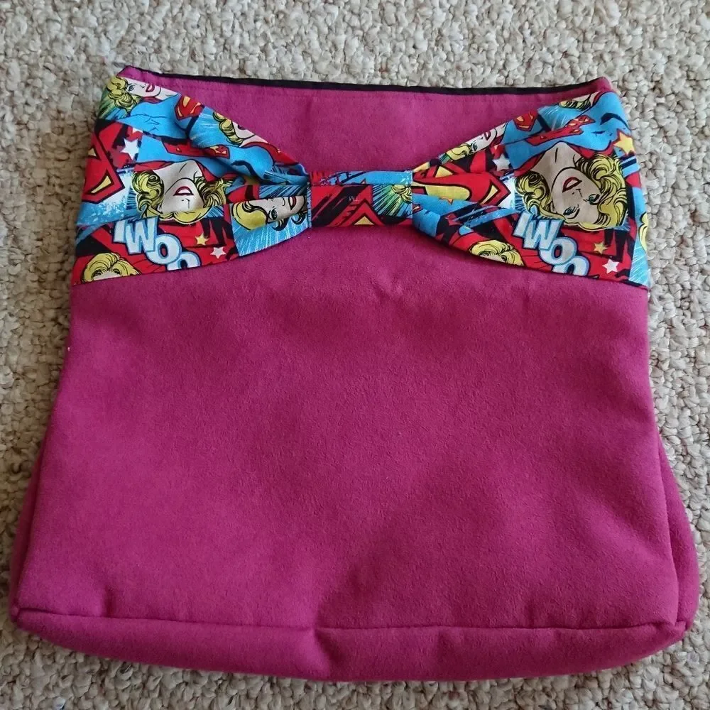 Superwoman bow clutch in Magenta